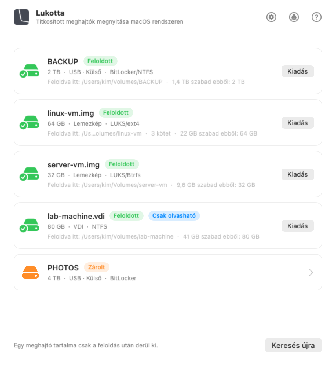 A Lukotta ablaka macOS alatt, a Mac géphez csatlakoztatott lemezekkel és azzal, mit tartalmaz mindegyik.