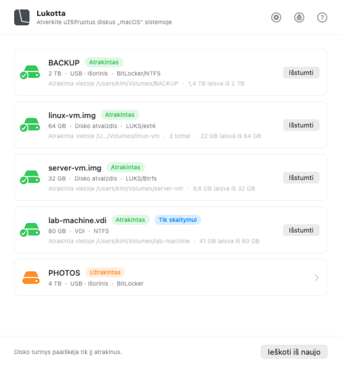 Lukotta langas macOS aplinkoje su prie Mac prijungtais diskais ir tuo, kas yra kiekviename.