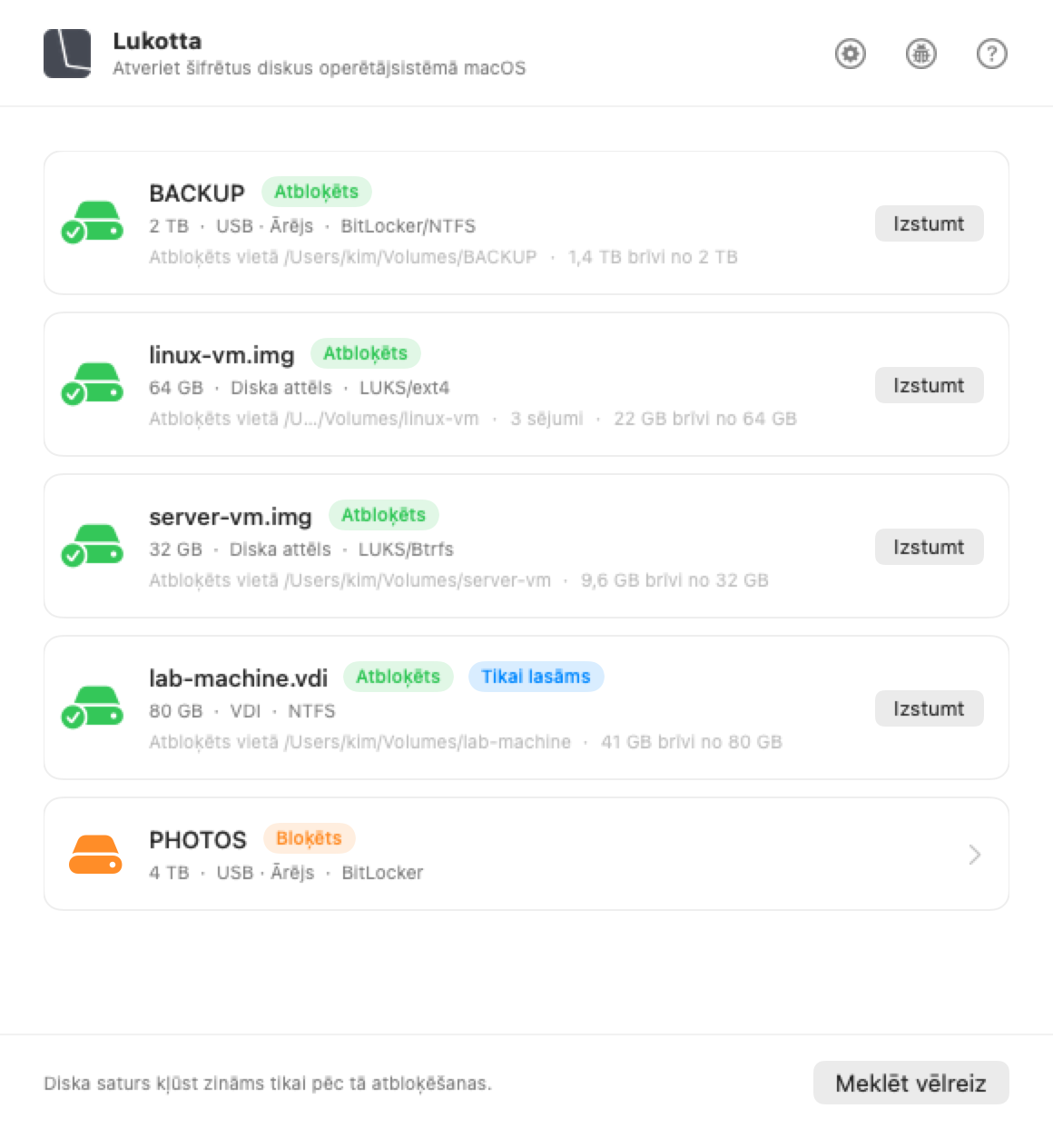 Lukotta logs macOS vidē ar Mac datoram pievienotajiem diskiem un to, kas ir katrā no tiem.