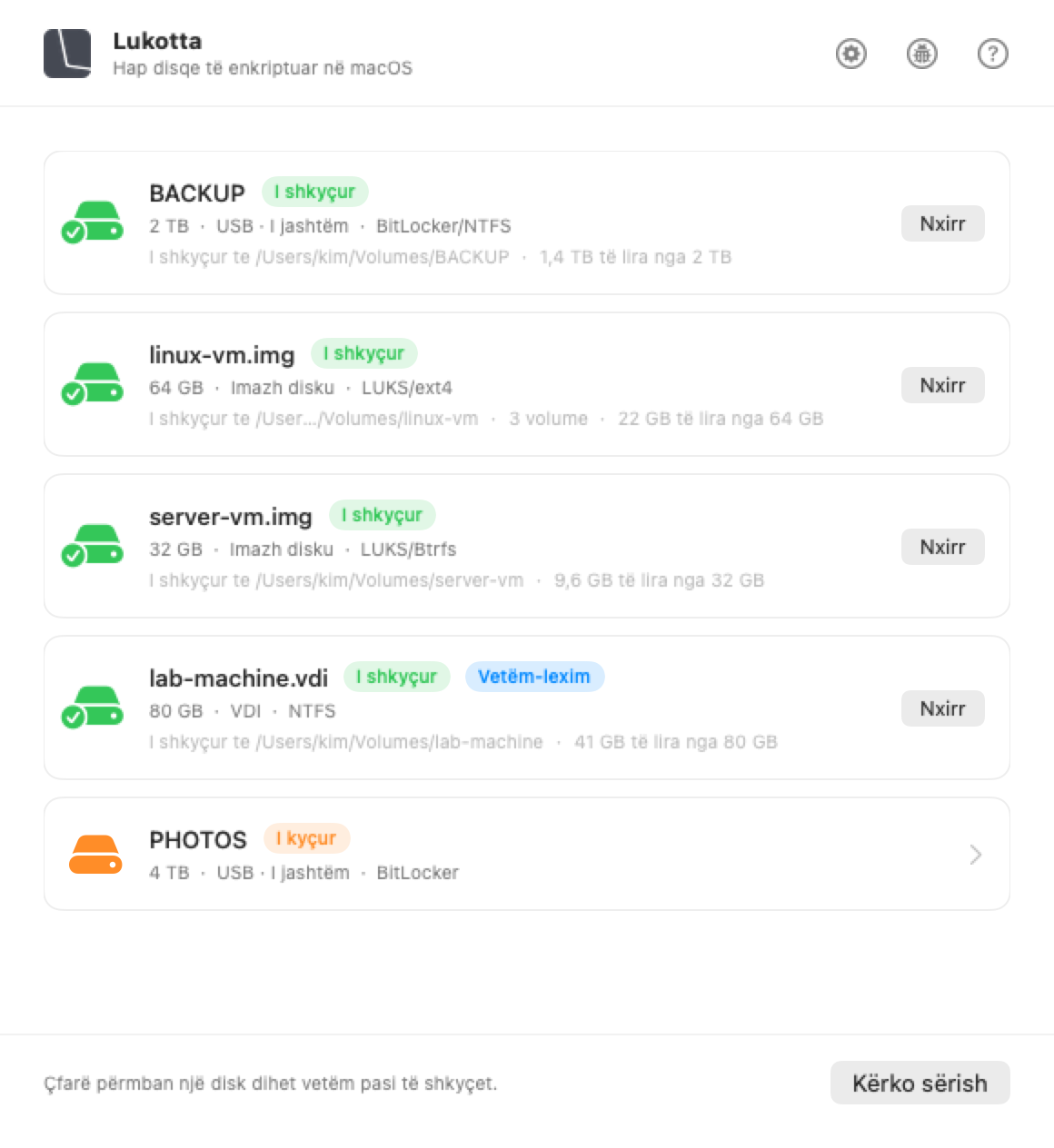 Dritarja e Lukotta në macOS, me disqet e lidhura me Mac dhe çfarë përmban secili.
